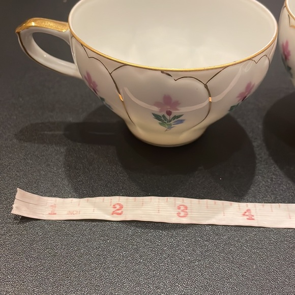 Floral design gold trimmed tea cups set of 2 Victorian style - Picture 4 of 5